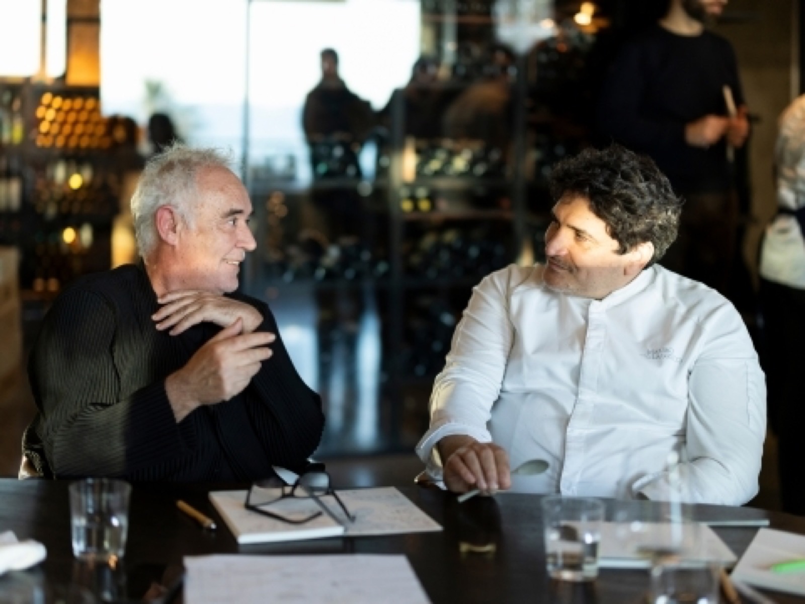 Mauro Colagreco et Ferran Adrià en discussion dans la cave à vins du Mirazur — édition spéciale 2026