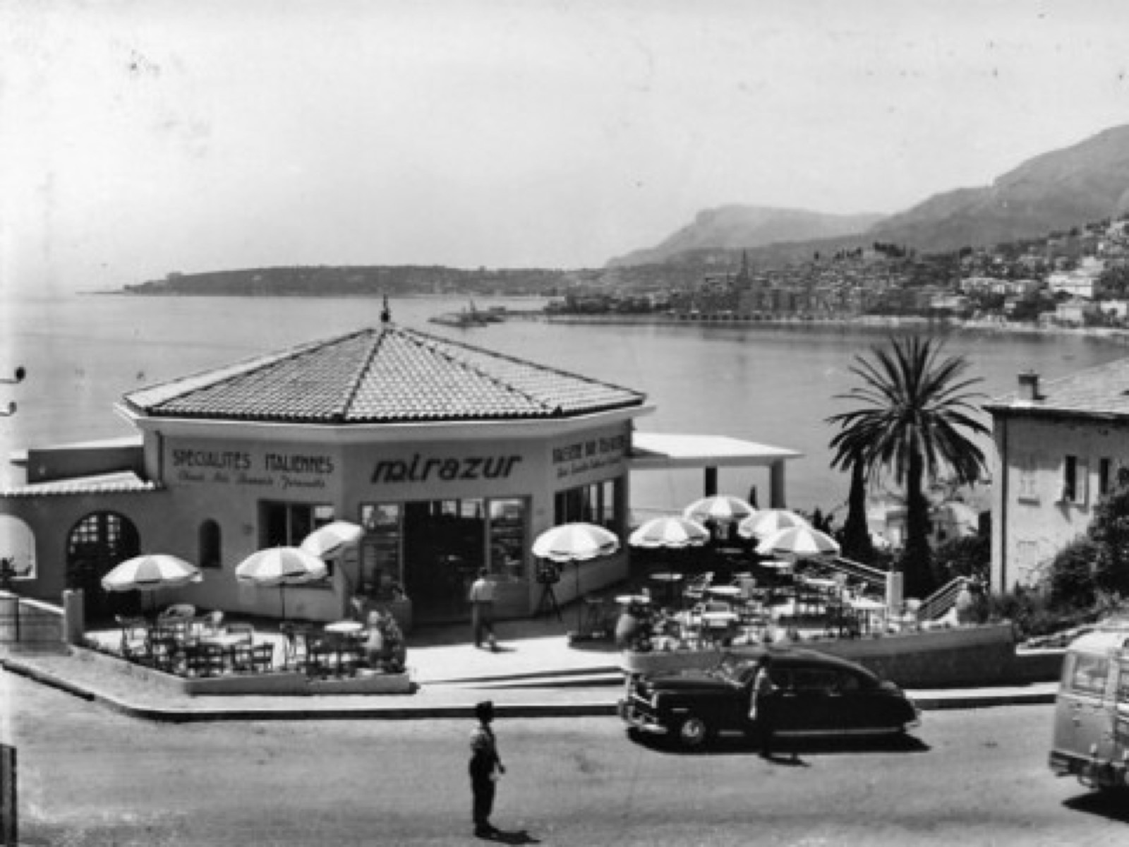 Archive noir et blanc années 1950 : pavillon octogonal d'origine du Mirazur, terrasse parasols, vue baie de Menton