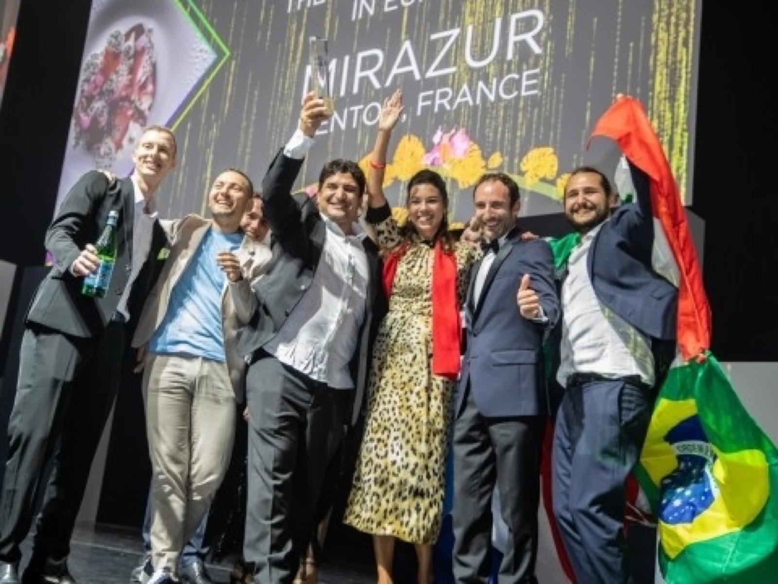Cérémonie The World's 50 Best 2019 à Singapour, équipe Mirazur sur scène avec drapeaux